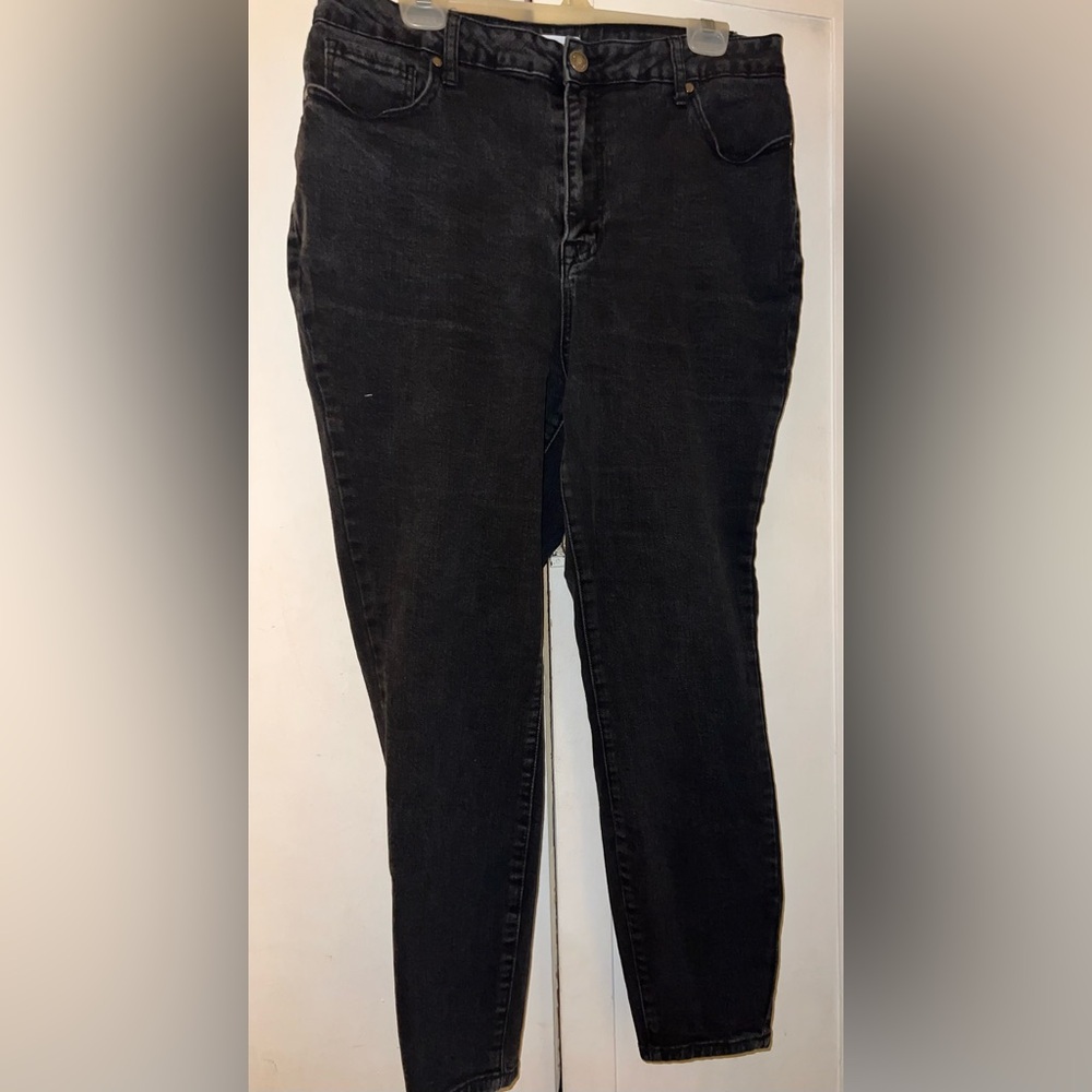 Forever 21 Women's Black Straight Leg Jeans